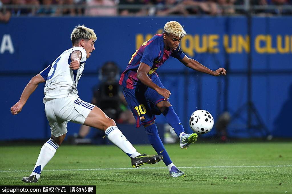 梅西与哈兰德的对决：技术与战术的巅峰较量，谁才是未来之星？